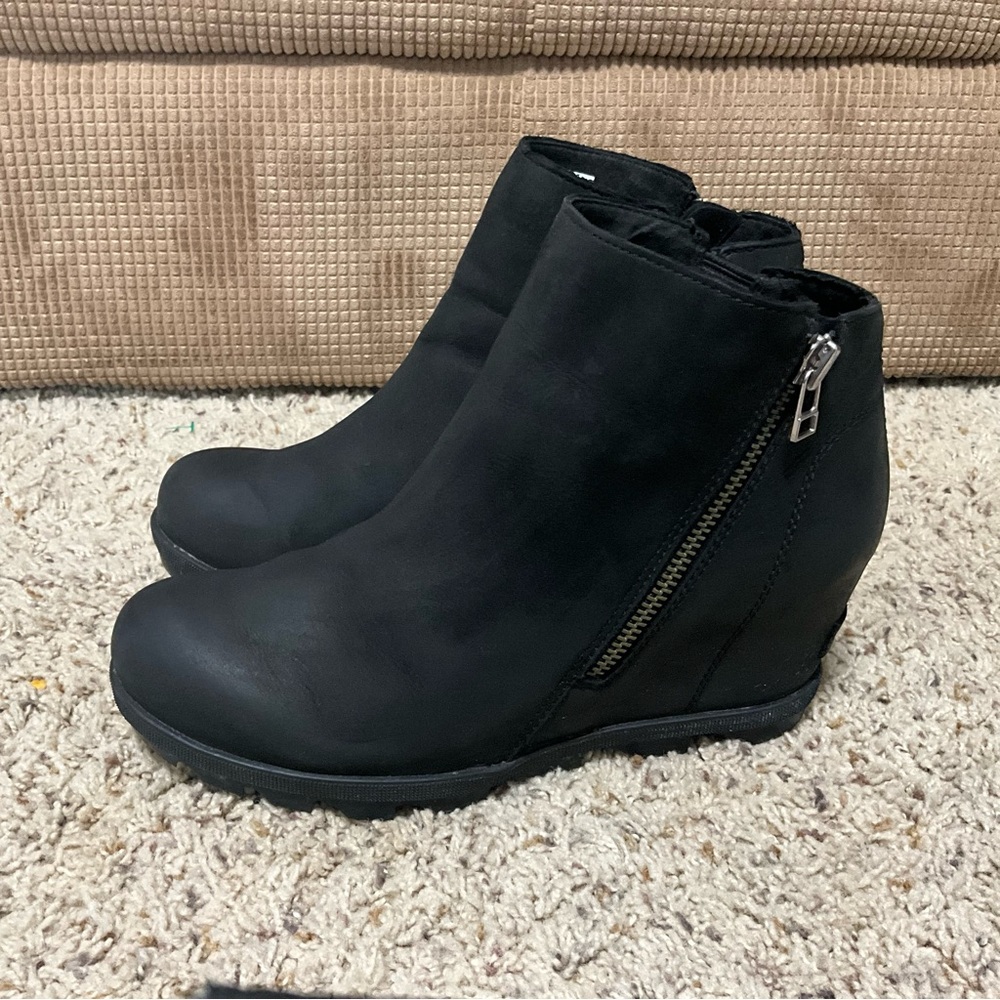 Sleek Black Wedge Ankle Boots with Zipper - Picture 6 of 12